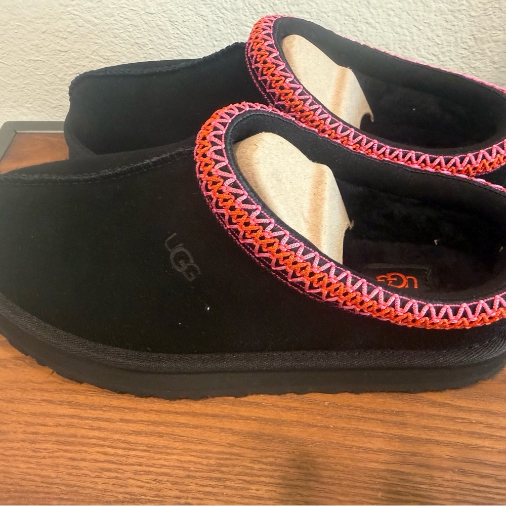 NWT UGG Kids Size 6 Women’s Size 7 Black and Pink Booty Slippers - Picture 4 of 7